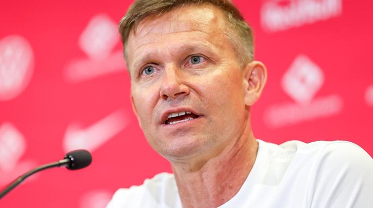 Trainer Jesse Marsch spricht in der Pressekonferenz vor dem Training. Foto: Jan Woitas/dpa-Zentralbild/dpa