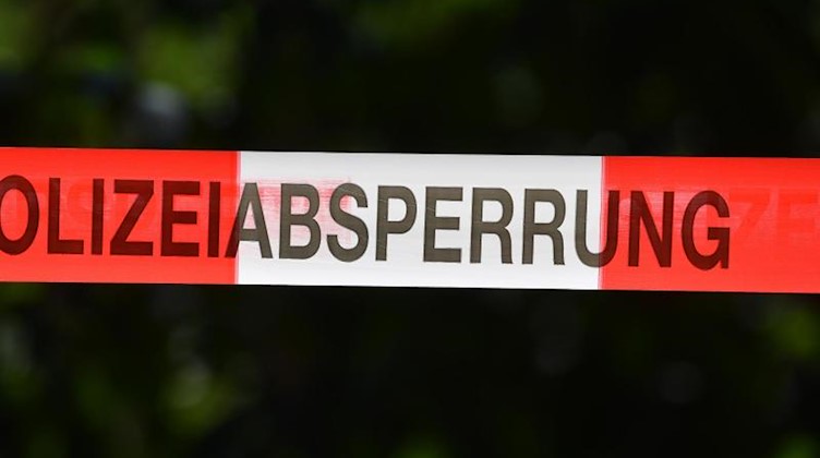 Ein Absperrband der Polizei. Foto: Hendrik Schmidt/dpa-Zentralbild/dpa/Symbolbild