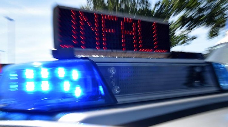Blaulicht und LED-Laufschrift «Unfall» an einem Einsatzfahrzeug der Polizei. Foto: Holger Hollemann/dpa/Symbolbild