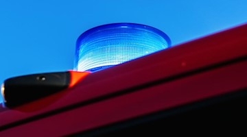 Das Blaulicht leuchtet auf dem Dach eines Feuerwehrfahrzeugs. Foto: Philipp von Ditfurth/dpa/Symbolbild