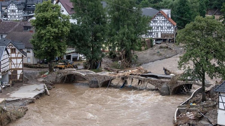 Die Brücke im Kreis Ahrweiler ist nach dem Unwetter mit Hochwasser unpassierbar geworden. Foto: Boris Roessler/dpa