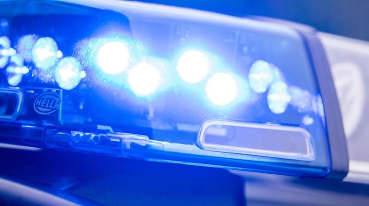 Ein Blaulicht leuchtet auf dem Dach einer Polizeistreife. Foto: Lino Mirgeler/dpa/Symbolbild