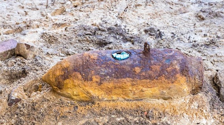 Die entschärfte Bombe liegt an ihrer Fundstelle. Foto: Frank Hammerschmidt/dpa-Zentralbild/ZB/Symbolbild