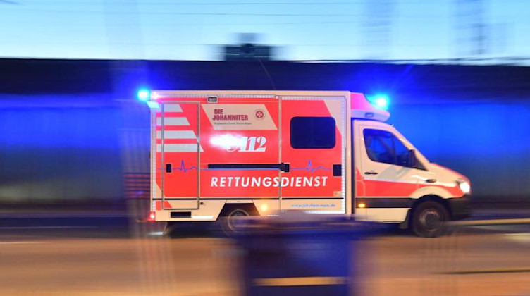 Ein Rettungswagen mit eingeschaltetem Blaulicht fährt auf einer Straße. Foto: Boris Roessler/dpa/Symbolbild