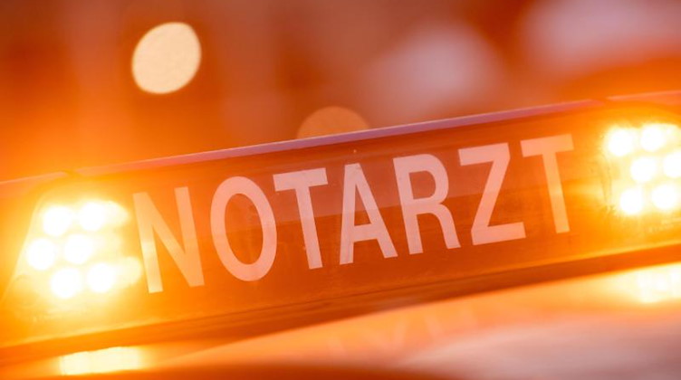 Ein Dachschild mit der Aufschrift «Notarzt» ist auf einem Einsatzwagen angebracht. Foto: Lino Mirgeler/dpa/Symbolbild