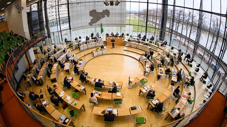 Blick in den Plenarsaal während einer Sitzung des Sächsischen Landtages. Foto: Robert Michael/dpa-Zentralbild/dpa/Archivbild