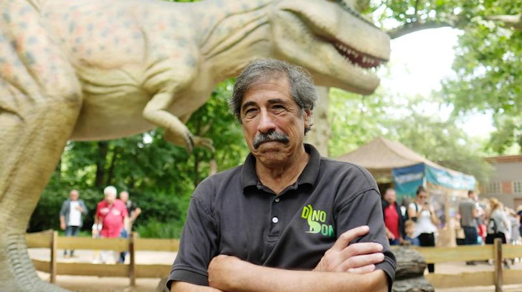 Don Lessem, Paläontologe und Autor, steht m Zoo Leipzig vor einem Modell des Tyrannosaurus rex. Foto: Sebastian Willnow/dpa-Zentralbild/dpa