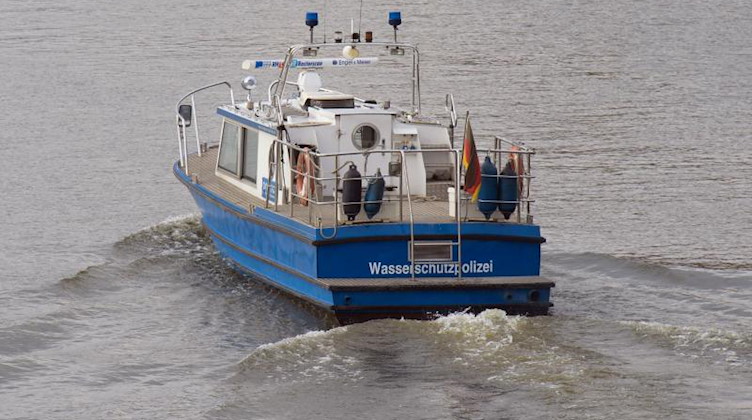 Ein Boot der Wasserschutzpolizei (WSP) fährt in Richtung Schleuse. Foto: Soeren Stache/dpa-Zentralbild/dpa/Symbolbild