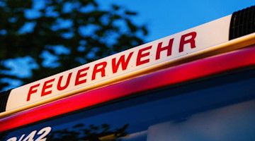 Das Blaulicht leuchtet auf dem Dach eines Einsatzfahrzeugs der Feuerwehr. Foto: Philipp von Ditfurth/dpa/Symbolbild