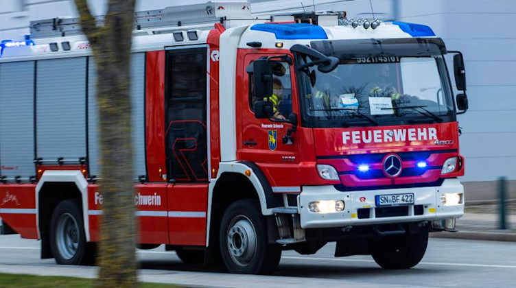 Ein Feuerwehrfahrzeug fährt mit Blaulicht zu einem Einsatz. Foto: Jens Büttner/dpa-Zentralbild/ZB/Symbolbild