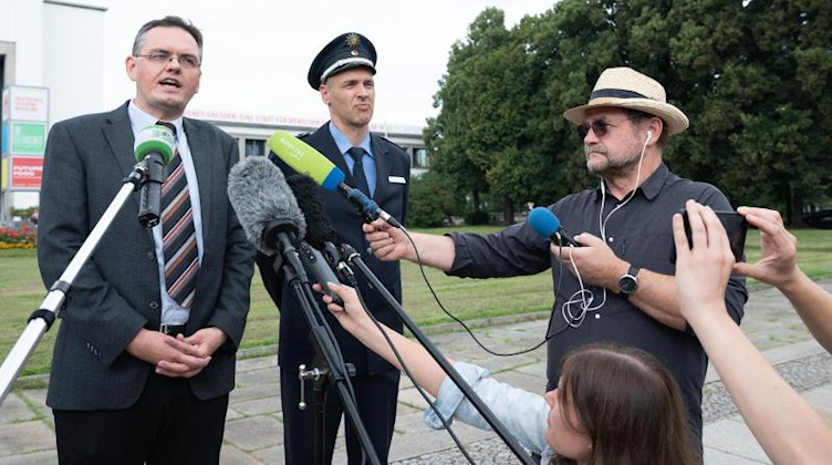 Jürgen Schmidt (l), Pressesprecher der Staatsanwaltschaft Dresden, und Thomas Geithner, Polizeisprecher. Foto: Sebastian Kahnert/dpa-Zentralbild/dpa