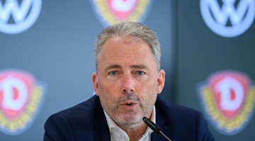 Dynamos kaufmännischer Geschäftsführer Jürgen Wehlend sitzt auf dem Podium. Foto: Robert Michael/dpa-Zentralbild/dpa