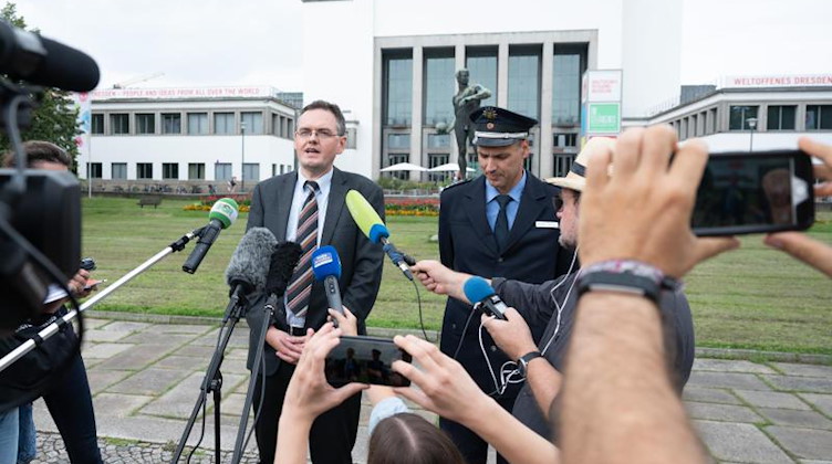 Jürgen Schmidt (l), Sprecher der Staatsanwaltschaft, und Polizeisprecher Thomas Geithner sprechen zu Journalisten. Foto: Sebastian Kahnert/dpa-Zentralbild/dpa