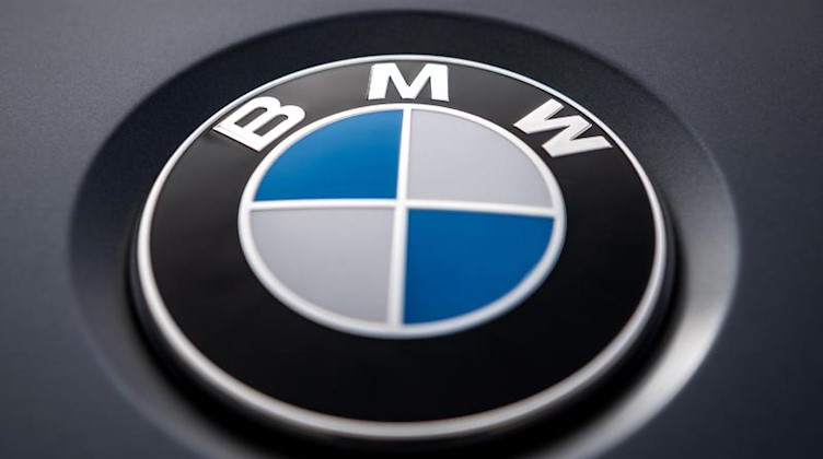 Das Logo des Autobauers BMW auf einem seiner Fahrzeuge. Foto: Sina Schuldt/dpa/Symbolbild