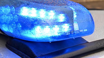 Ein Streifenwagen der Polizei steht mit eingeschaltetem Blaulicht an einem Einsatzort. Foto: Carsten Rehder/dpa/Symbolbild