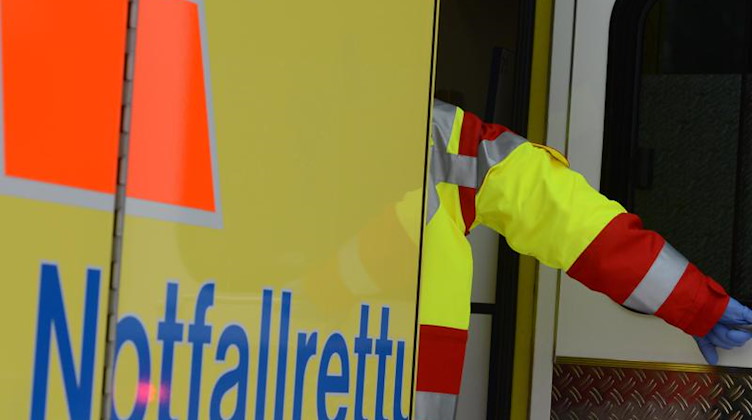 Ein Rettungsassistent steigt in einen Rettungswagen. Foto: Jens Kalaene/zb/dpa/Symbolbild