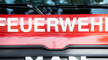 Blick auf ein Feuerwehrfahrzeug. Foto: Hauke-Christian Dittrich/dpa/Symbolbild/Archiv
