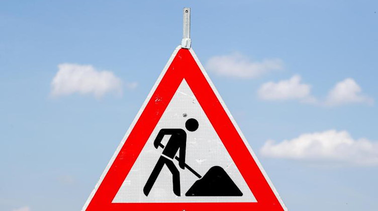 Ein Schild weist auf eine Baustelle hin. Foto: Jan Woitas/dpa-Zentralbild/dpa/Symbolbild