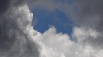 Dunkle Regenwolken ziehen auf. Foto: Stefan Sauer/dpa-Zentralbild/dpa/Symbolbild