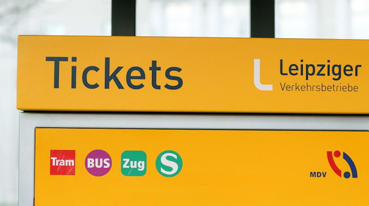 An einer Haltestelle steht ein Automat für Tickets. Foto: Jan Woitas/dpa-Zentralbild/ZB/Symbolbild