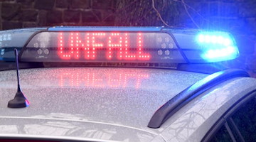 Die Leuchtschrift «Unfall» auf dem Dach eines Polizeiwagens. Foto: Carsten Rehder/dpa/Symbolbild