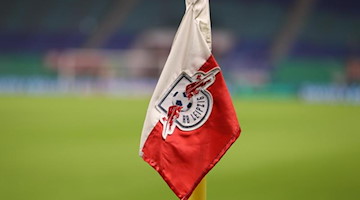 Das Logo von RB Leipzig ist auf einer Eckfahne zu sehen. Foto: Jan Woitas/dpa-Zentralbild/dpa/Symbolbild