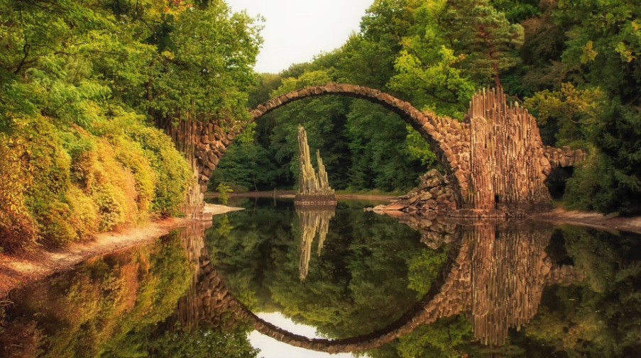 Rakotzbrücke im Rhododendronpark Kromlau / pixabay