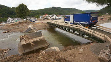 Ein LKW des THW fährt über eine Behelfsbrücke. Foto: Thomas Frey/dpa