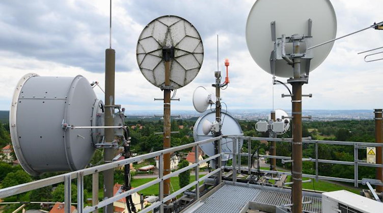 Richtfunkantennen und Fernsehantennen sind auf einem alten Wasserturm im Dresdner Stadtteil Klotzsche installiert. Foto: Robert Michael/dpa-Zentralbild/dpa/Symbolbild