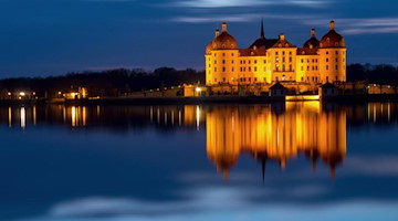 Das beleuchtete Schloss Moritzburg. Foto: Monika Skolimowska/ZB/dpa/Archivbild