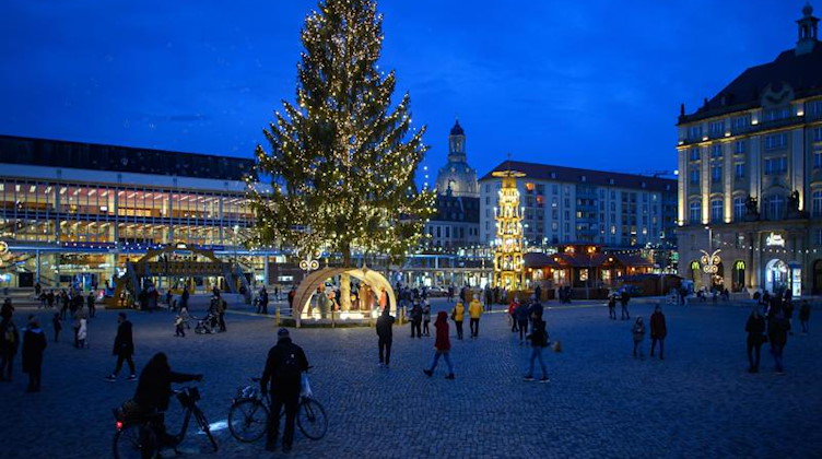Ein überdimensionaler Schwibbogen, eine Pyramide und und ein Weihnachtsbaum stehen auf dem Altmarkt vor der Kreuzkirche. Foto: Robert Michael/dpa-Zentralbild/dpa/Archivbild