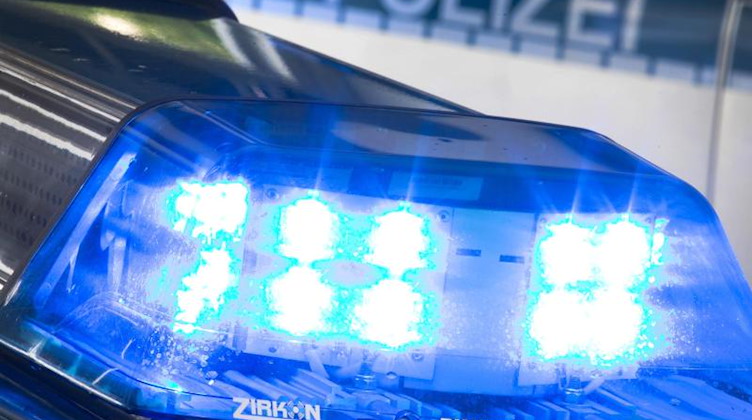 Ein Blaulicht leuchtet auf dem Dach eines Polizeiwagens. Foto: Friso Gentsch/dpa/Symbolbild
