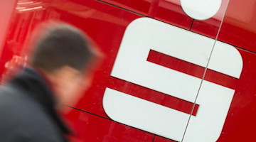 Ein Mann geht an einer Filiale der Sparkasse vorbei. Foto: Julian Stratenschulte/dpa/Archivbild
