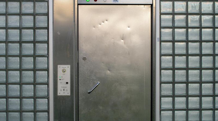 Blick auf die Tür einer öffentlichen Toilette. Foto: Klaus-Dietmar Gabbert/dpa-Zentralbild/dpa/Symbolbild