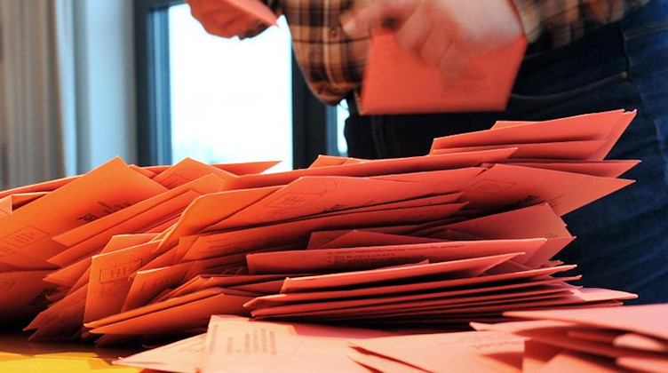 Wahlhelfer sortieren bei einer Wahl die Briefwahlumschläge. Foto: Michael Bahlo/dpa/Symbolbild