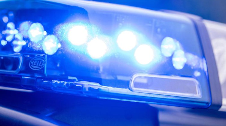 Ein Blaulicht leuchtet auf dem Dach einer Polizeistreife. Foto: Lino Mirgeler/dpa/Symbolbild