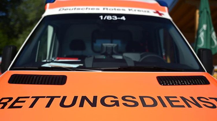 Die Aufschrift «Rettungsdienst» ist auf einem Einsatzwagen zu lesen. Foto: Patrick Seeger/dpa/Symbolbild