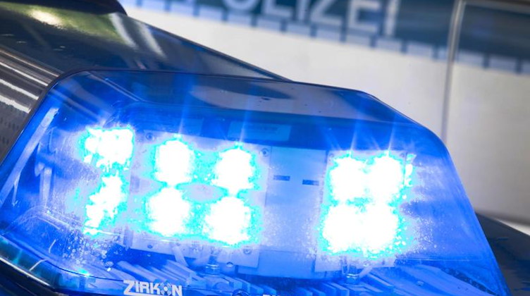 Ein Blaulicht auf dem Dach eines Polizeiwagens. Foto: Friso Gentsch/dpa