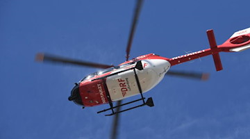 Ein Rettungshubschrauber fliegt am Himmel. Foto: Stefan Sauer/dpa-Zentralbild/ZB/Symbolbild