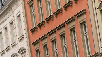 Blick auf die Fassaden von Wohnhäusern. Foto: Nicolas Armer/dpa/Symbolbild