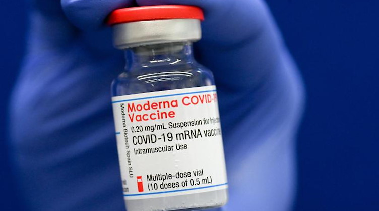 Eine Ampulle mit Covid-19-Impfstoff von Moderna. Foto: Hendrik Schmidt/dpa-Zentralbild/Symbolbild