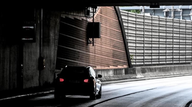 Ein Auto fährt aus einem Tunnel auf der Autobahn. Foto: Britta Pedersen/dpa-Zentralbild/dpa/Symbolbild