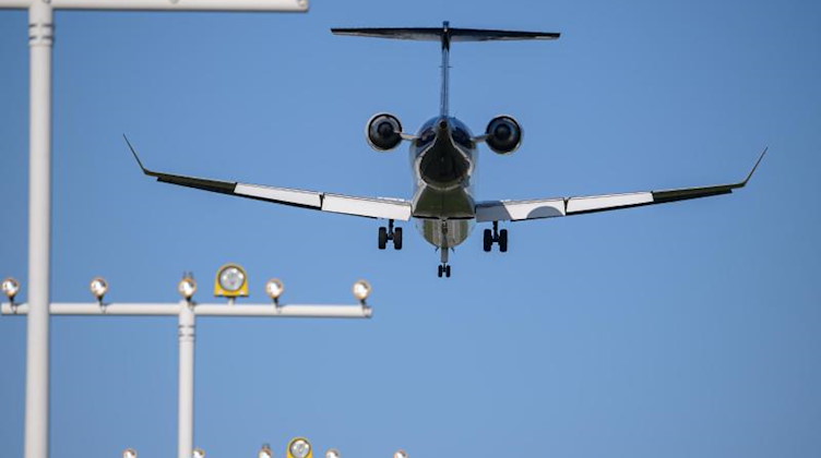 Ein Flugzeug im Landeanflug auf den Flughafen Dresden International. Foto: Robert Michael/dpa-Zentralbild/dpa/Symbolbild