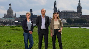 Cornelia Gröschel (l), Karin Hanczewski (r) und Martin Brambach stehen auf einer Wiese. Foto: Robert Michael/dpa-Zentralbild/dpa/Archivbild