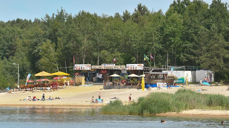 Eine Strandbar an einer Badestelle am Ufer des Geierswalder Sees in Geierswalde (Sachsen), der unmittelbar an der Landesgrenze zu Brandenburg liegt. Foto: Patrick Pleul/dpa-Zentralbild/dpa