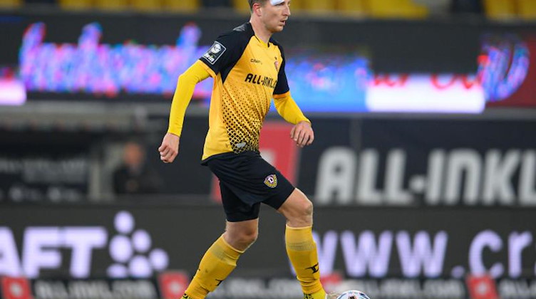 Dynamos Marco Hartmann spielt den Ball. Der 33-Jährige verlässt Dynamo Dresden. Foto: Robert Michael/dpa-Zentralbild/dpa/Archiv
