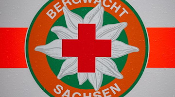 Das Logo der Bergwacht Sachsen auf einem Rettungswagen. Foto: Robert Michael/dpa-Zentralbild/ZB/Archiv