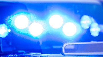 Ein Blaulicht leuchtet auf dem Dach einer Polizeistreife. Foto: Lino Mirgeler/dpa/Symbolbild