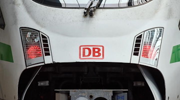 Das Logo der Bahn ist auf der Front eines ICE zu sehen. Foto: Bernd Thissen/dpa/Archivbild