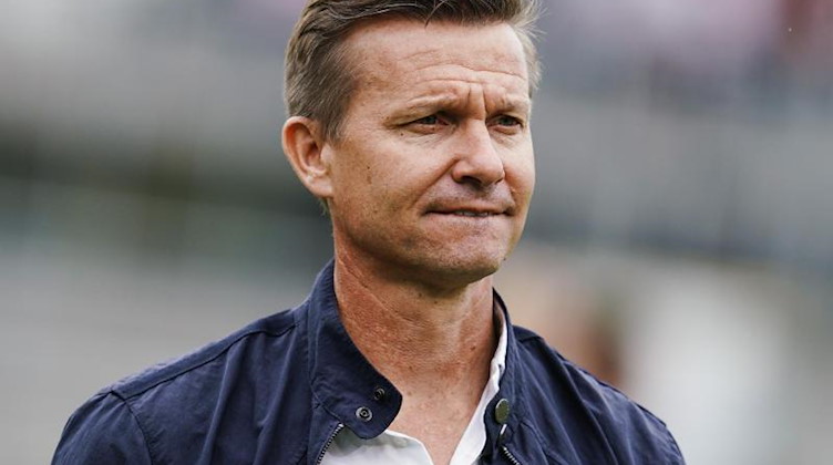 Leipzigs Trainer Jesse Marsch steht auf dem Platz. Foto: Uwe Anspach/dpa/Archivbild